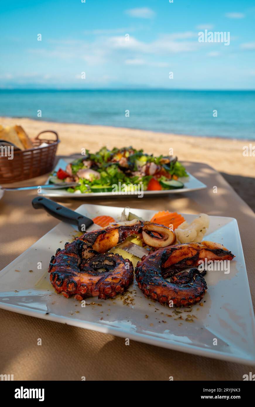 Tentacoli di polpo grigliati e insalata con cozze. Foto Stock
