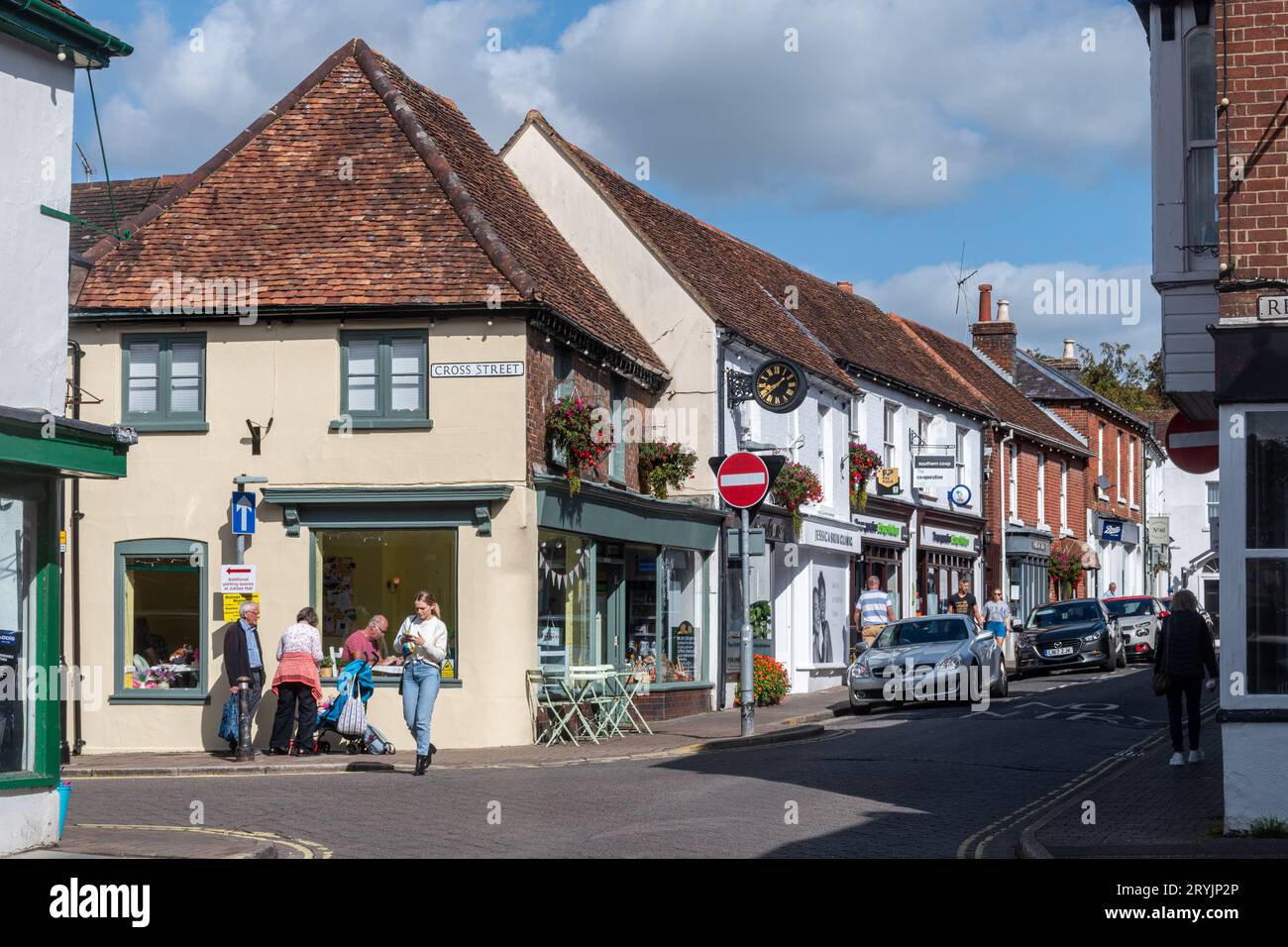 Bishop's Waltham, Hampshire, Inghilterra, Regno Unito, vista su High Street nel centro della storica città commerciale, in una giornata di sole Foto Stock
