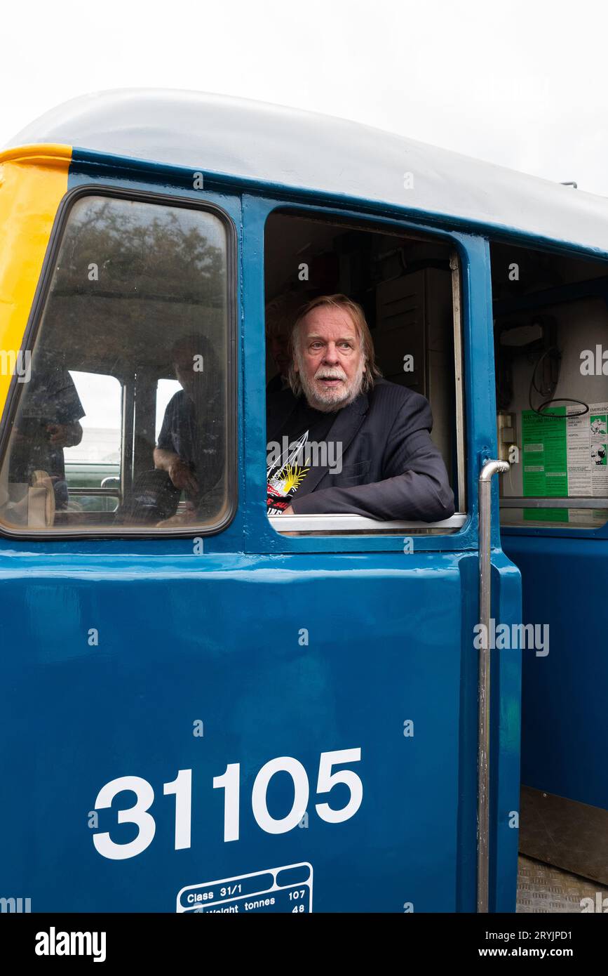 Rick Wakeman in cabina della locomotiva diesel di classe 31 al Mangapps Railway Museum vicino a Burnham a Crouch, Essex, Regno Unito. Pronto a guidarla Foto Stock