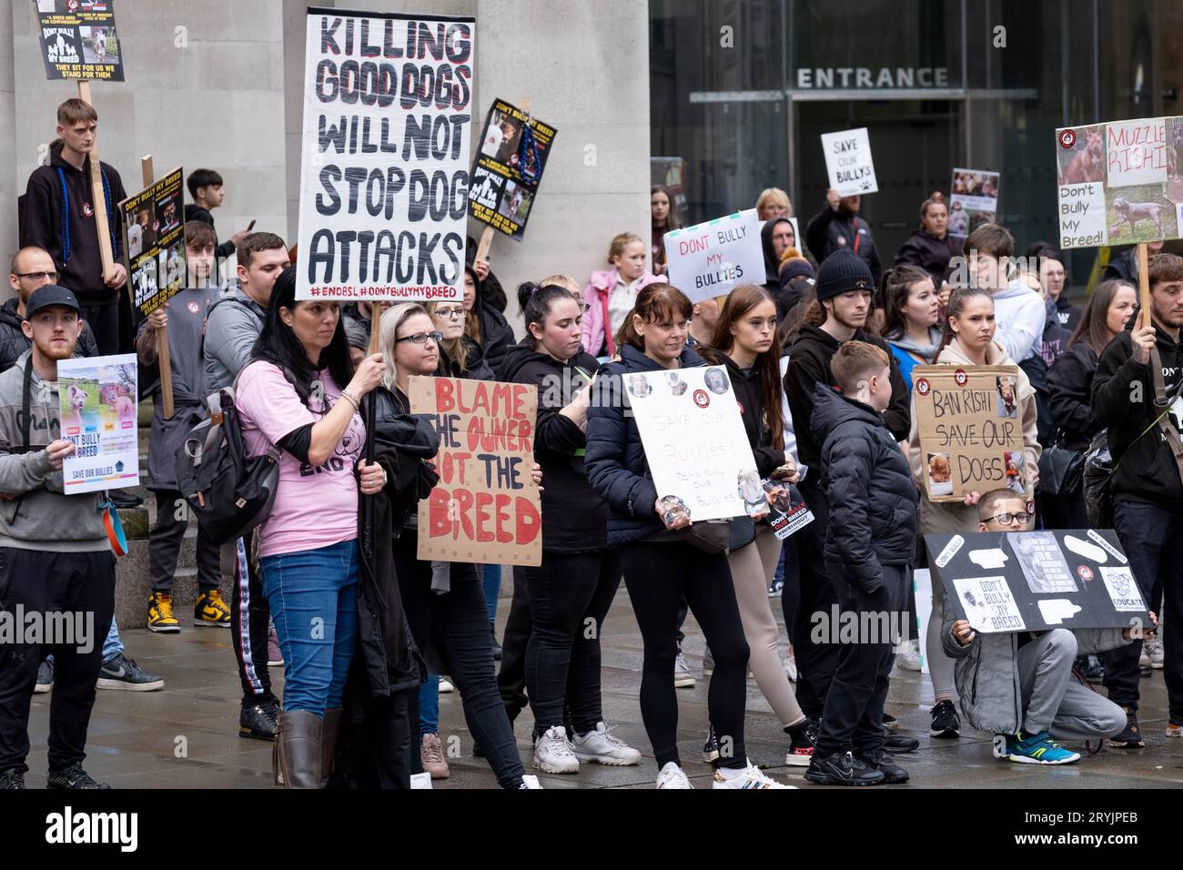 Manchester, Regno Unito. 1 ottobre 2023. I proprietari di XL Bully Dogs protestano fuori dalla Conferenza del Partito Conservatore contro il divieto della razza. Credito: Mark Lear / Alamy Live News Foto Stock