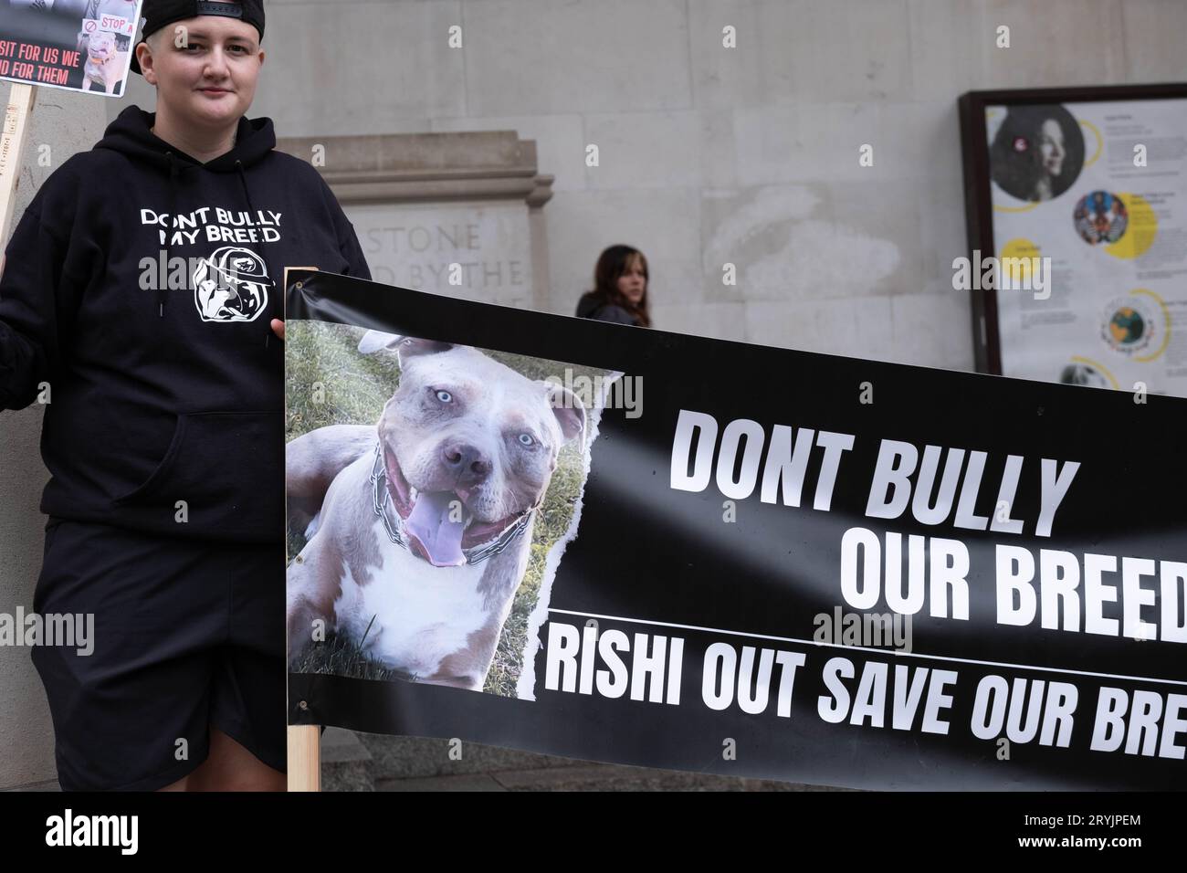 Manchester, Regno Unito. 1 ottobre 2023. I proprietari di XL Bully Dogs protestano fuori dalla Conferenza del Partito Conservatore contro il divieto della razza. Credito: Mark Lear / Alamy Live News Foto Stock