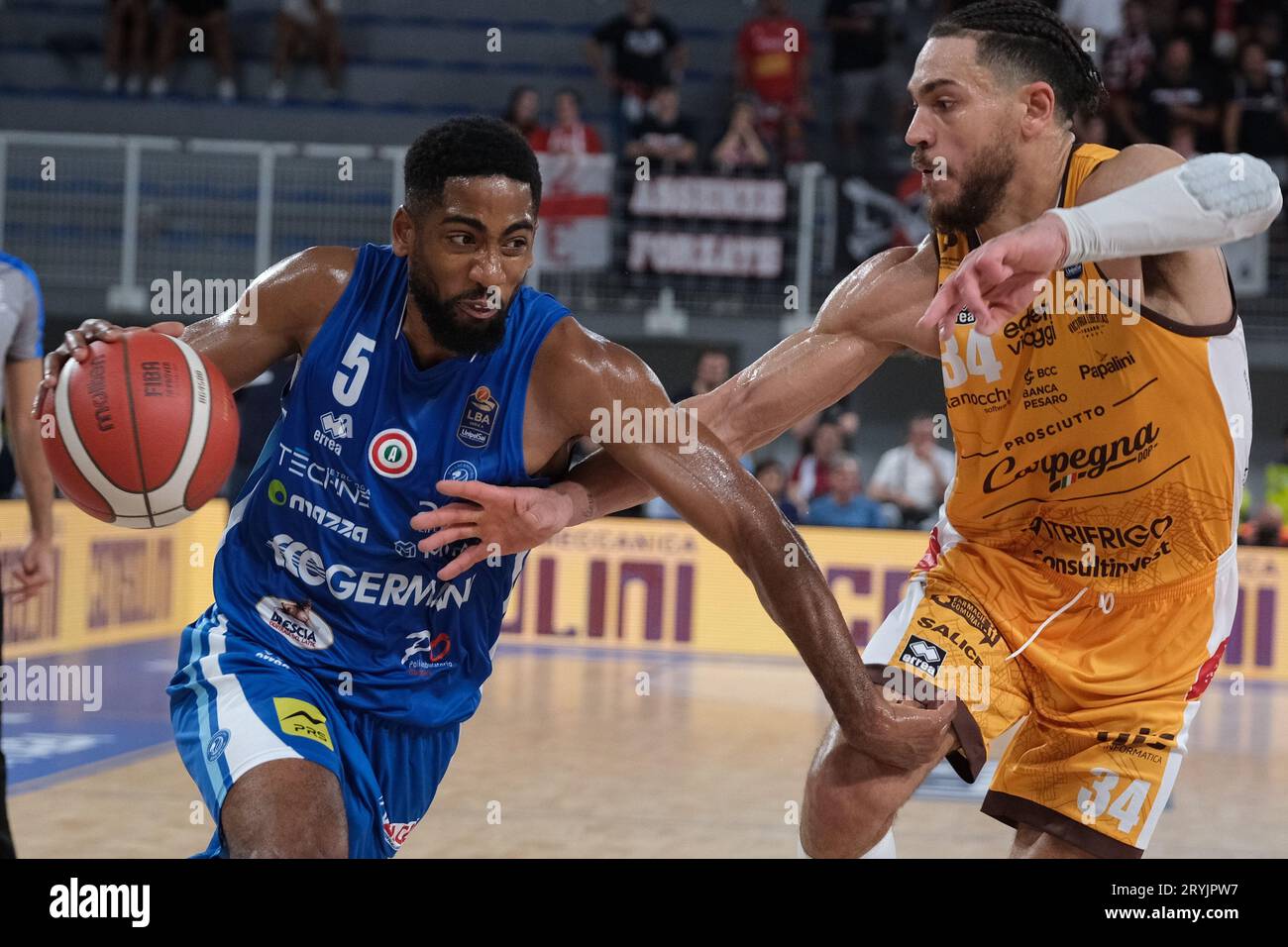 Brescia, Italia. 1 ottobre 2023. CJ Massinburg di Germani Basket Brescia in contrasto con Gavin Schilling di Carpegna Prosciutto Pesaro durante la partita tra Germani Basket Brescia e Carpegna Prosciutto Pesaro, regular season di A1 Campionato Italiano di pallacanestro 2023/2024 al PalaLeonessa A2A il 1 ottobre 2023, Brixia, Italia. Credito: Agenzia fotografica indipendente/Alamy Live News Foto Stock