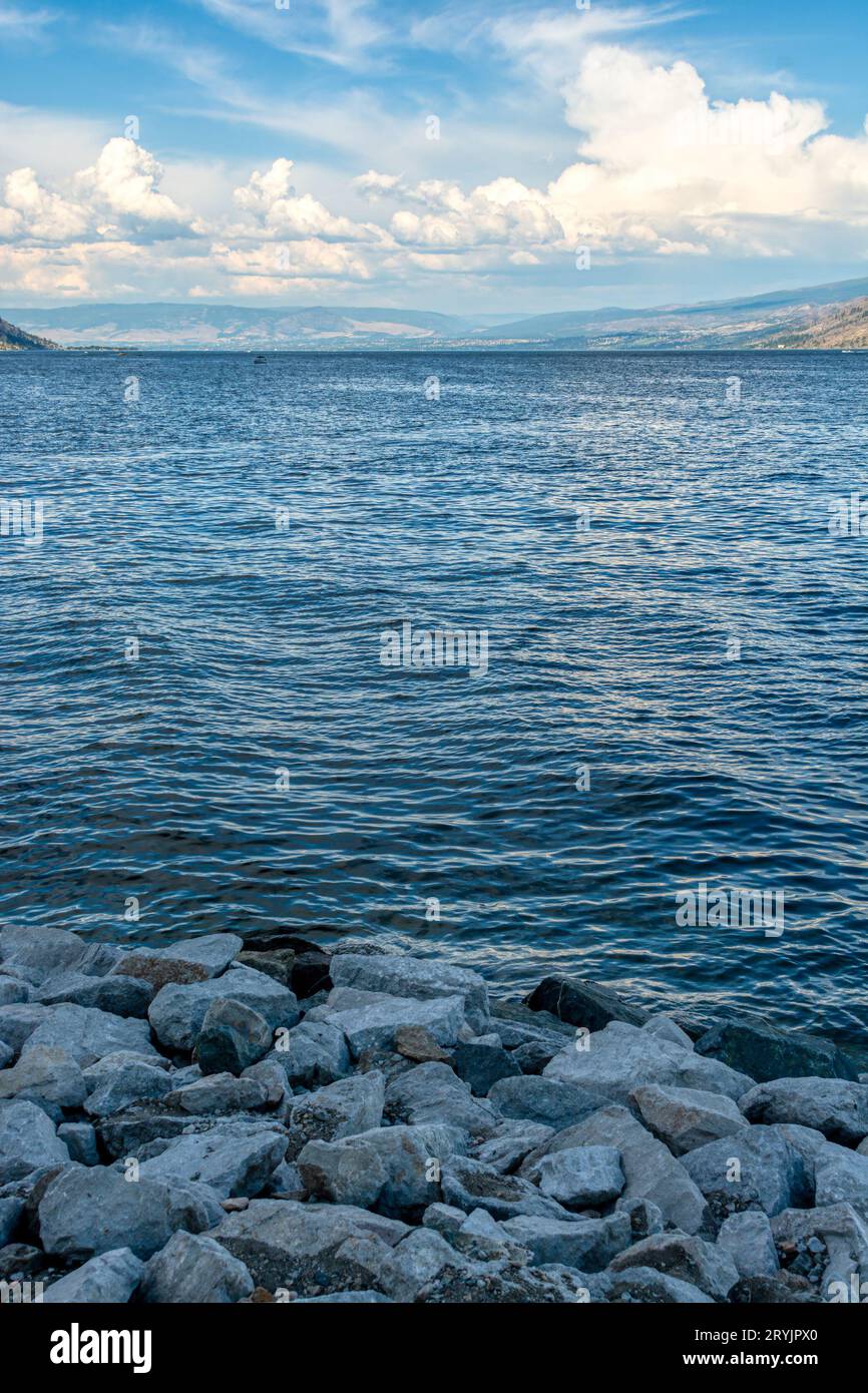 Panoramica del lago Okanagan in una giornata estiva luminosa Foto Stock