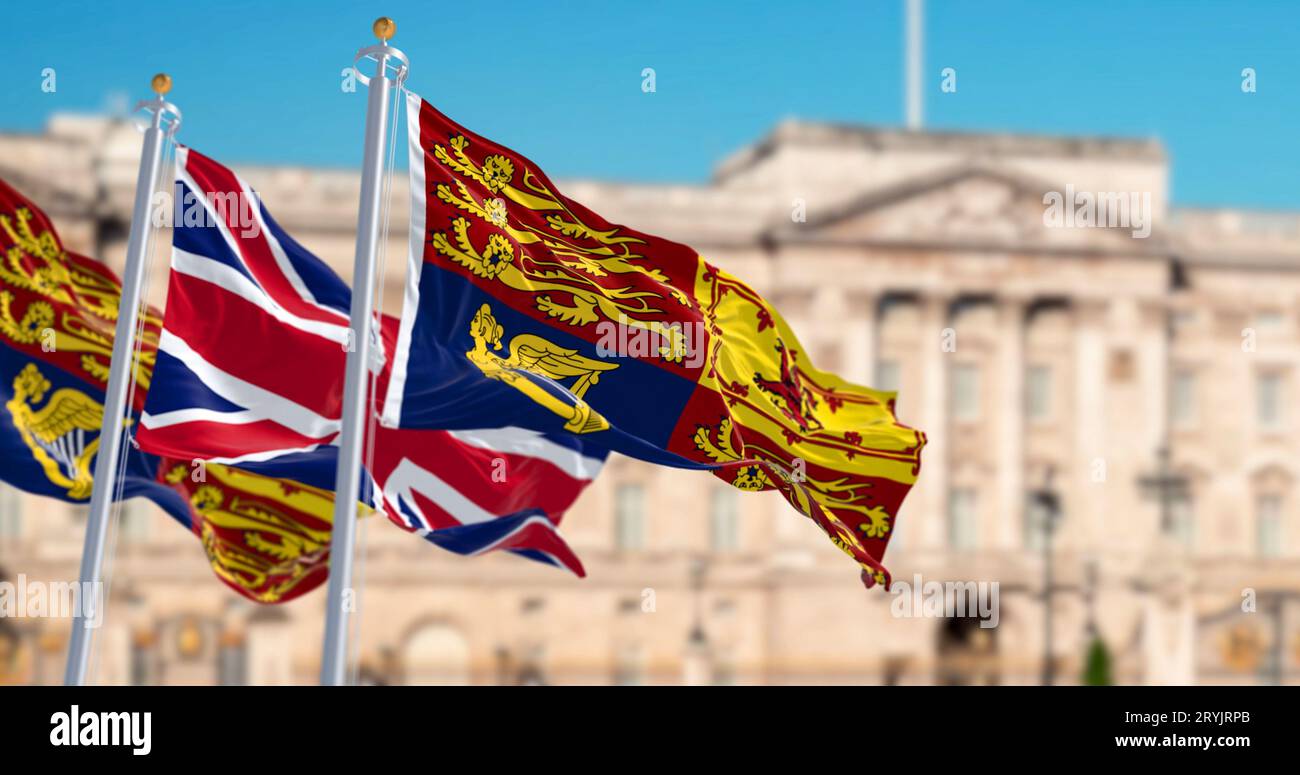 Royal Standard e bandiere del Regno Unito sventolano a Londra Foto Stock