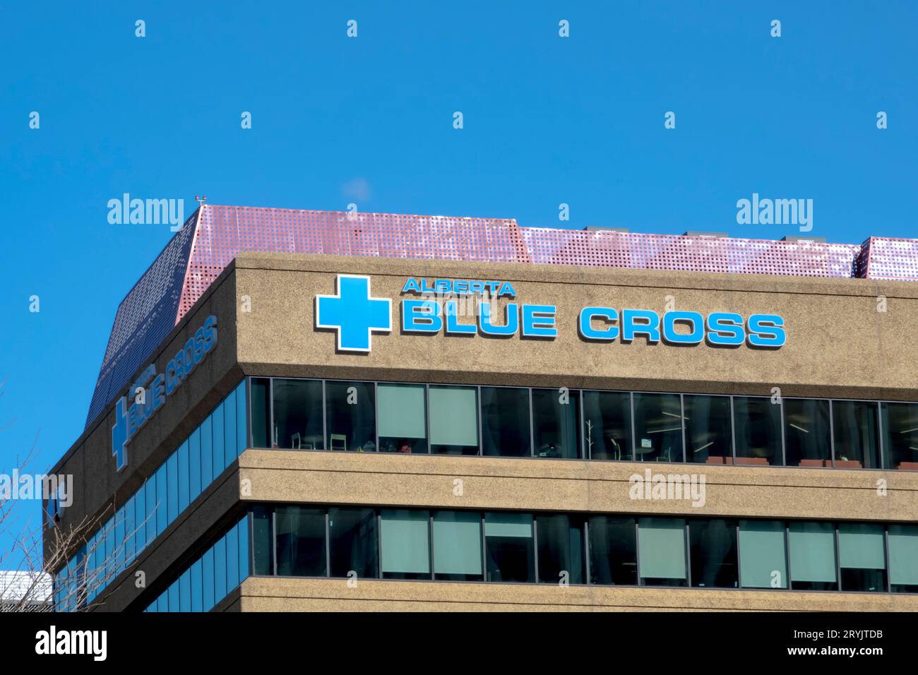 Edmonton, Alberta, Canada. 3 aprile 2023. Vista frontale dell'insegna Alberta Blue Cross sulla parte superiore di un edificio. Concetto: Datore di lavoro Gro Foto Stock