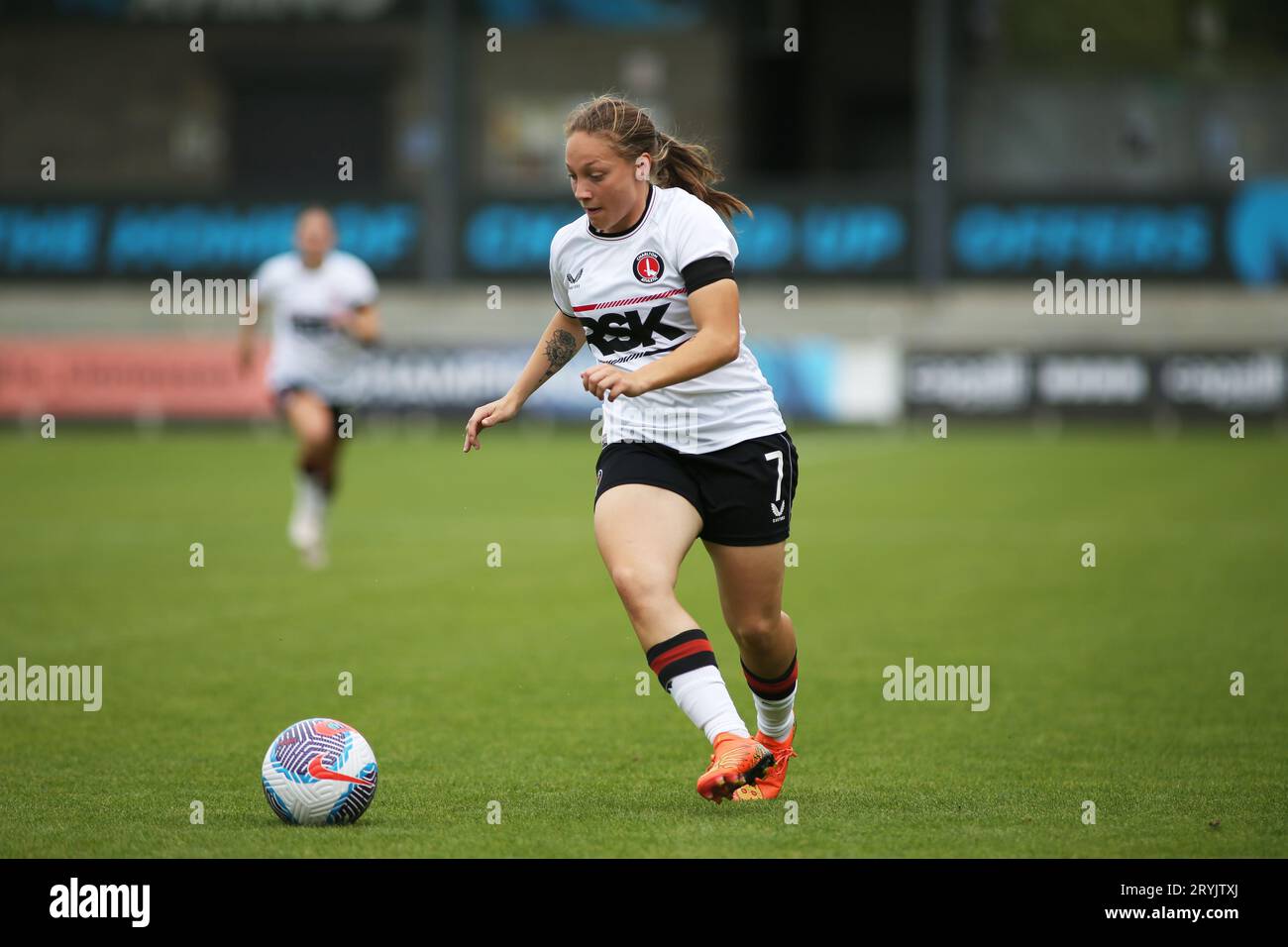 Londra, Regno Unito. 1 ottobre 2023. Londra, 1 ottobre 2023: Angela Addison (7 Charlton Athletic) sul pallone durante la partita del Barclays Womens Championship tra London City Lionesses e Charlton Athletic al Princes Park, Londra, Inghilterra. (Pedro Soares/SPP) credito: SPP Sport Press Photo. /Alamy Live News Foto Stock