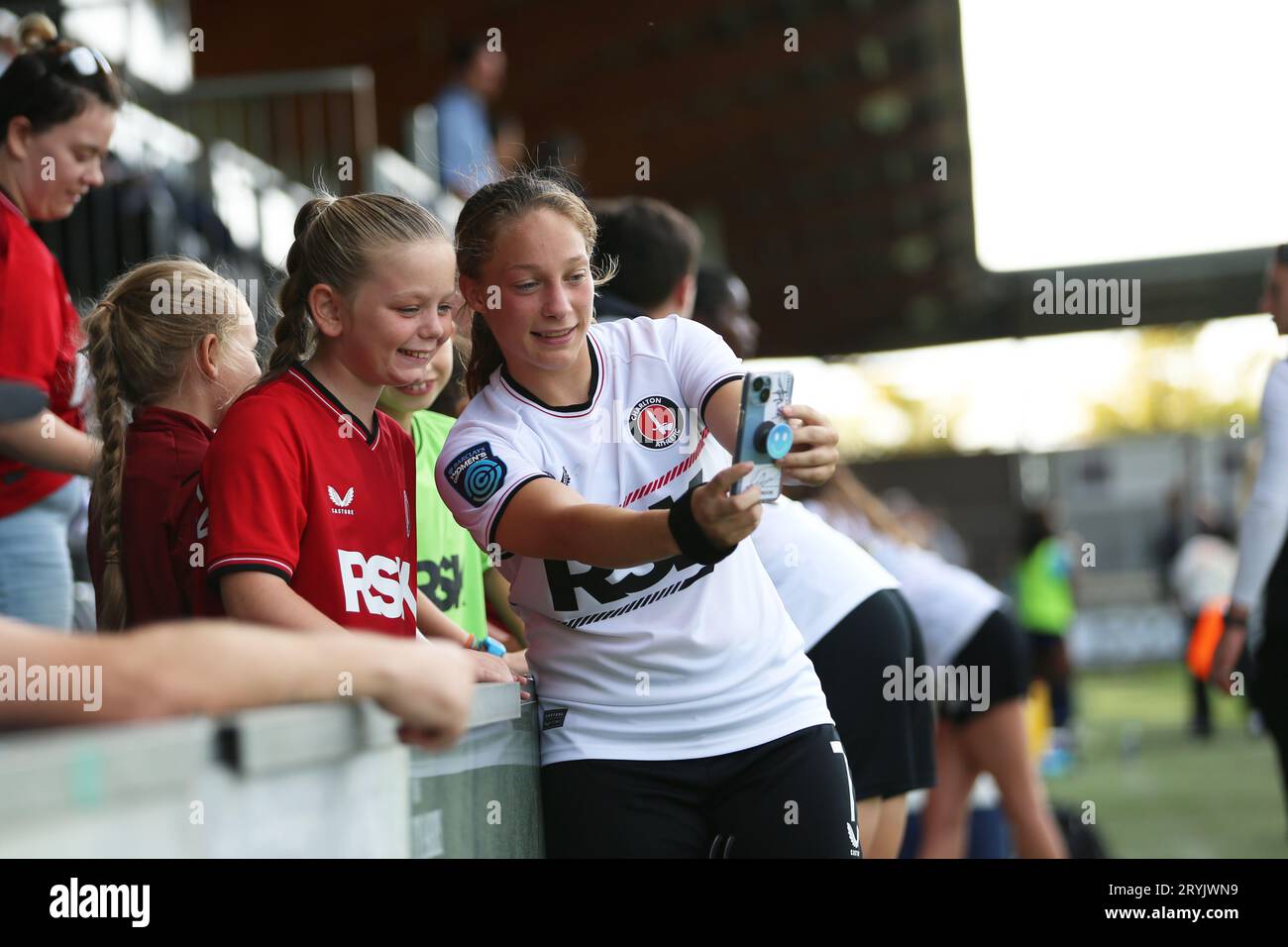 Londra, Regno Unito. 1 ottobre 2023. Londra, 1 ottobre 2023: Angela Addison (7 Charlton Athletic) selfie dei tifosi durante la partita del Barclays Womens Championship tra London City Lionesses e Charlton Athletic al Princes Park, Londra, Inghilterra. (Pedro Soares/SPP) credito: SPP Sport Press Photo. /Alamy Live News Foto Stock