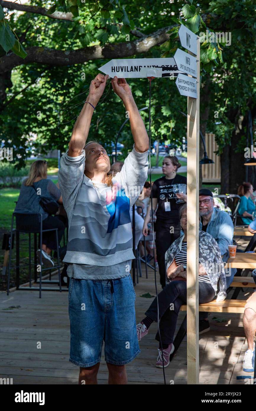 L'artista del suono Tatu Rönkkö si esibisce alla Night of the Arts durante il Festival di Helsinki. Huvilanranta, Helsinki, Finlandia. Foto Stock