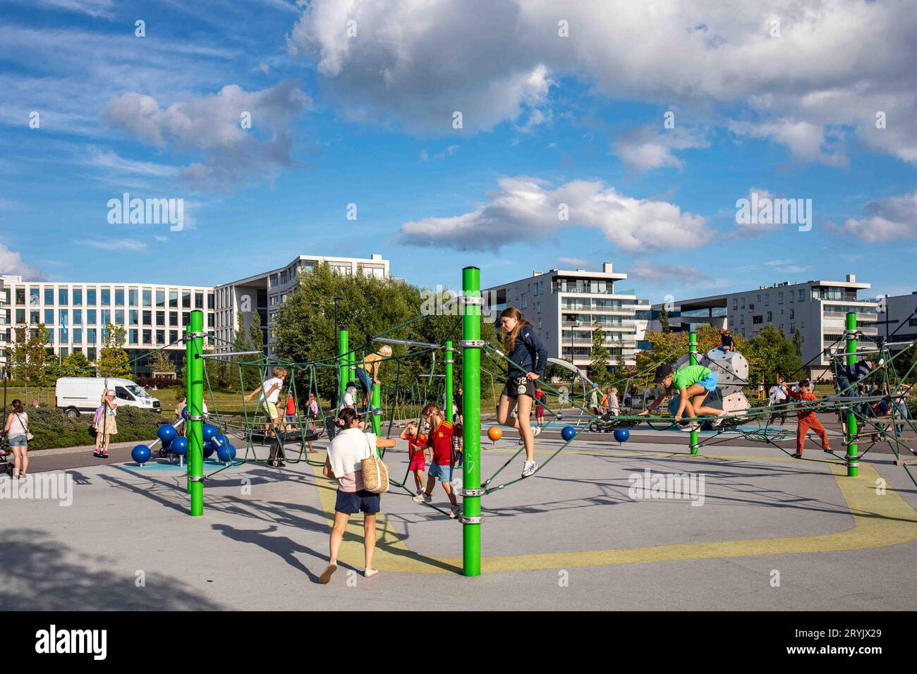 Bambini che giocano al parco giochi Töölönlahti di Helsinki, Finlandia Foto Stock