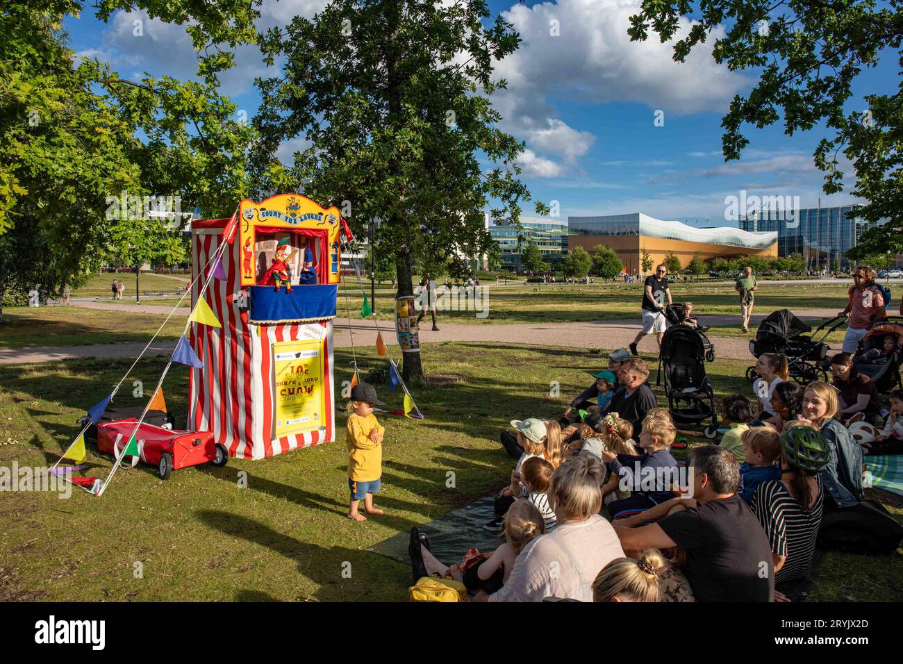 Pubblico di bambini al teatro dei burattini Jo's Punch & Judy Show a Töölönlahti Park, Helsinki, Finlandia Foto Stock