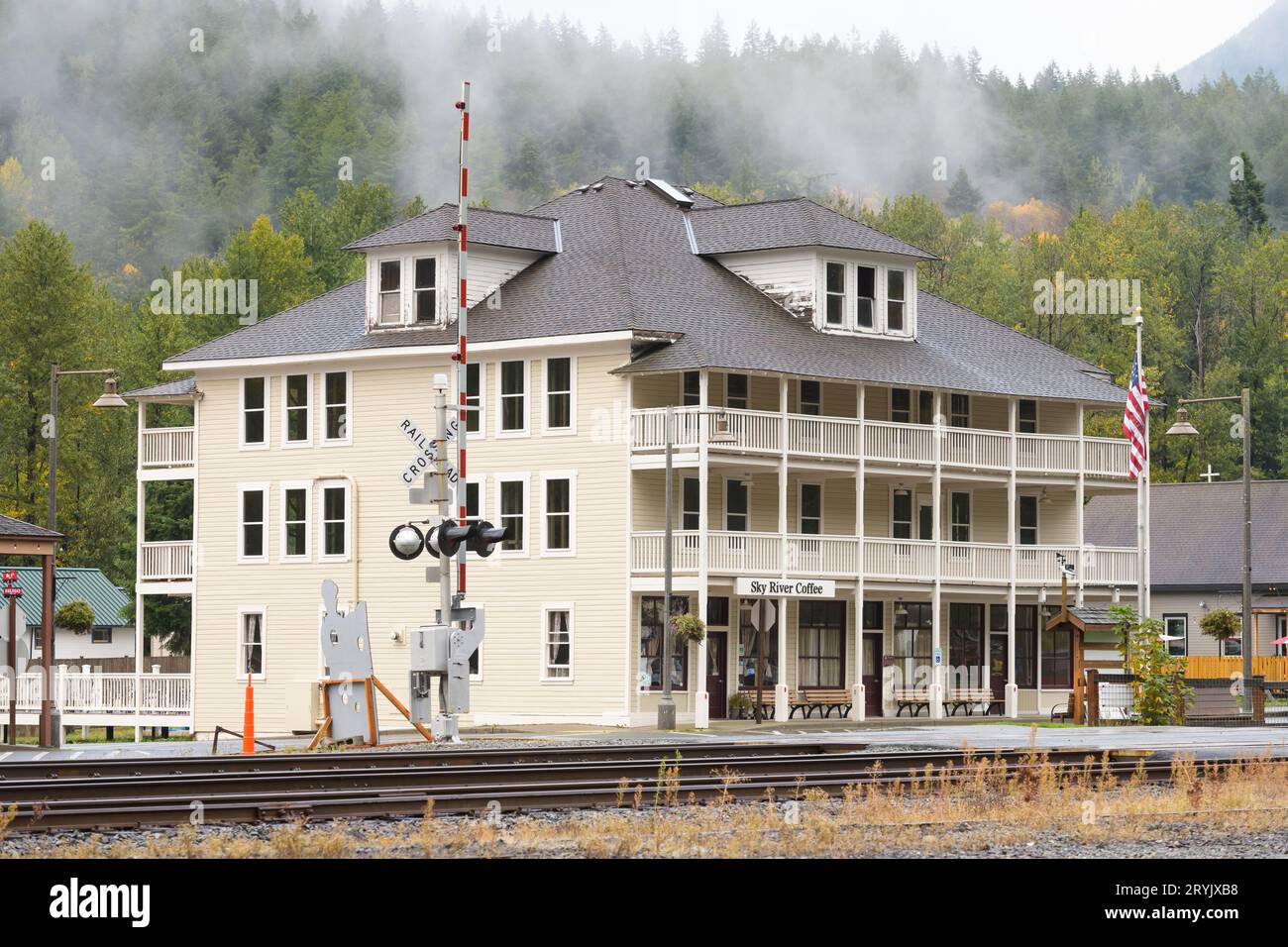 Skykomish, WA, USA - 22 settembre 2023; Dump Skykomish Hotel nel quartiere storico della città di Cascade Mountain Foto Stock