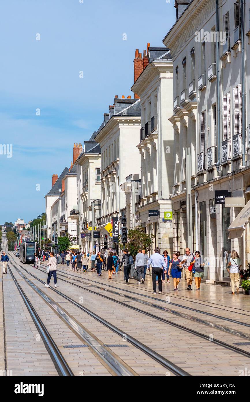 Visita la rue Nationale con tram, negozi e negozi - Tours, Indre-et-Loire (37), Francia. Foto Stock