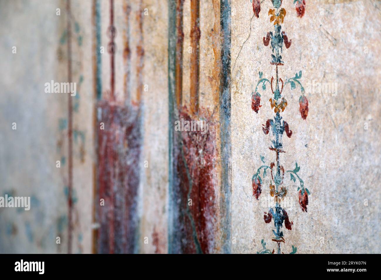Grazioso design ornamentale su antiche mura di Pompei, Italia Foto Stock