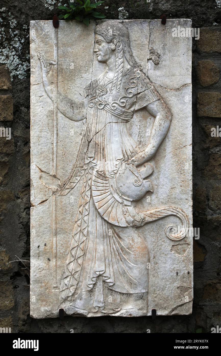 Immagine della dea Minerva scolpita nella roccia di Ercolano, Italia Foto Stock