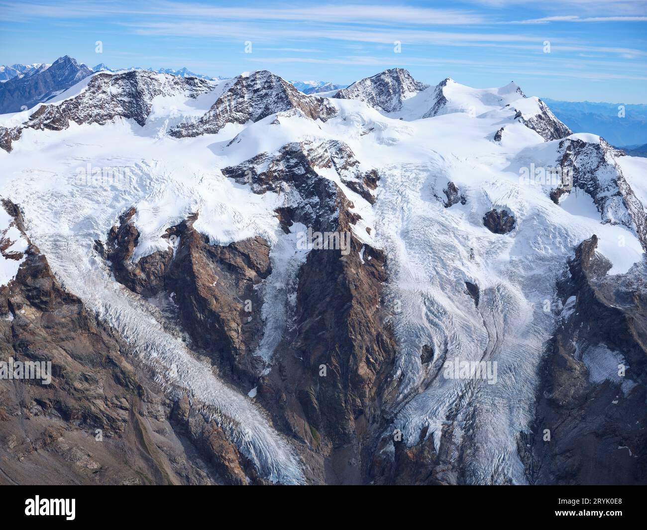 VISTA AEREA. Versante meridionale e italiano del massiccio del Monte Rosa con il ghiacciaio Lys nell'alta Valle del Lys. Valle d'Aosta, Italia. Foto Stock