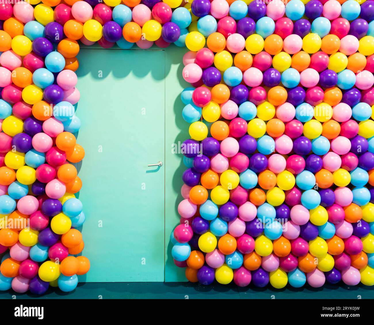 Camera porta con palloncini colorati - concetto di festa, festa, buon compleanno. Foto Stock