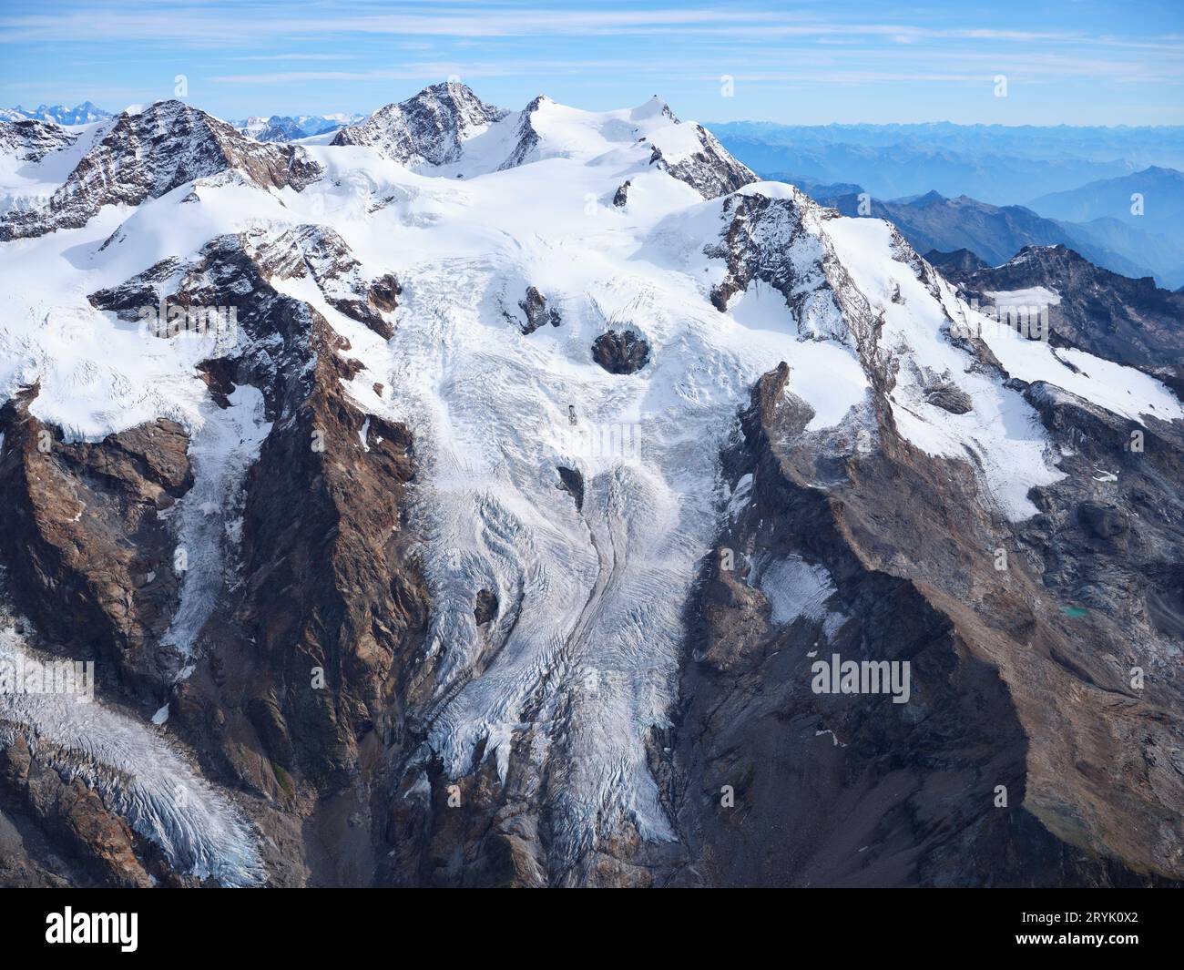 VISTA AEREA. Versante meridionale e italiano del massiccio del Monte Rosa con il ghiacciaio Lys nell'alta Valle del Lys. Valle d'Aosta, Italia. Foto Stock