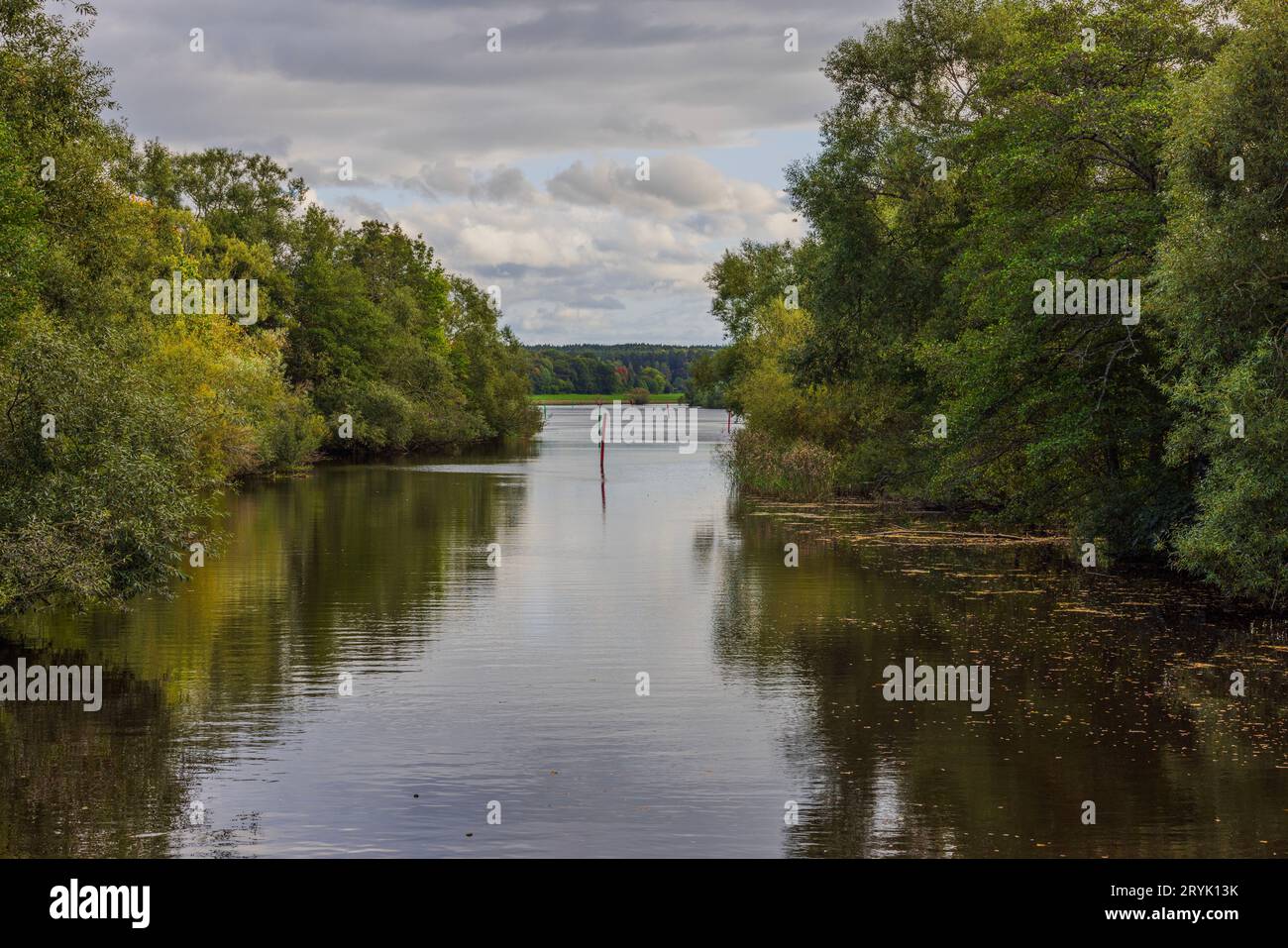 Splendida vista del paesaggio autunnale con alberi boschivi su entrambi i lati del fiume navigabile con marcature di profondità. Svezia. Foto Stock