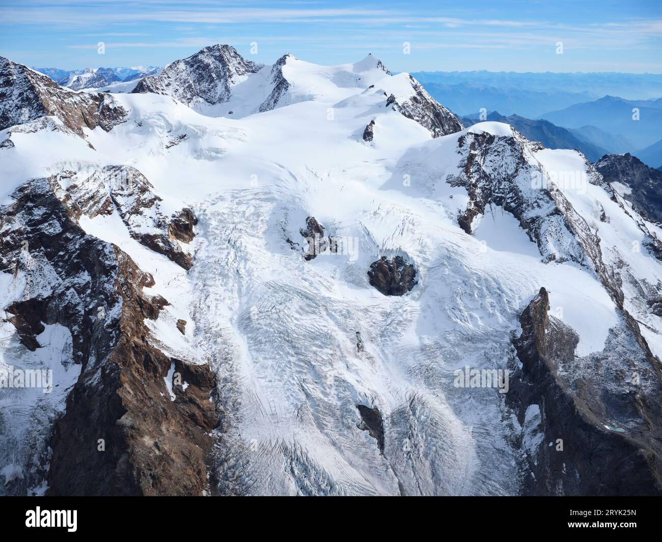 VISTA AEREA. Versante meridionale e italiano del massiccio del Monte Rosa con il ghiacciaio Lys nell'alta Valle del Lys. Valle d'Aosta, Italia. Foto Stock