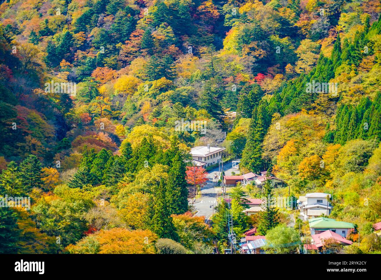 Un villaggio tra le 8.000 montagne Foto Stock