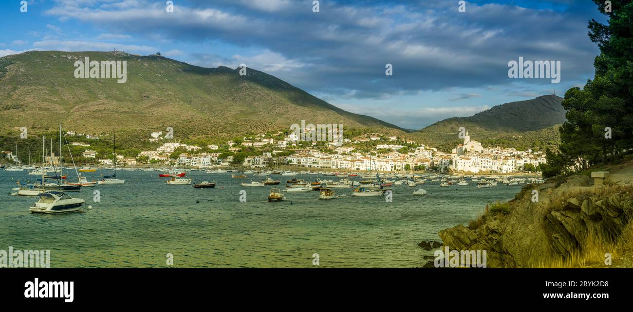 Vista del villaggio di pescatori di Cadaques dal mare. Foto di alta qualità Foto Stock