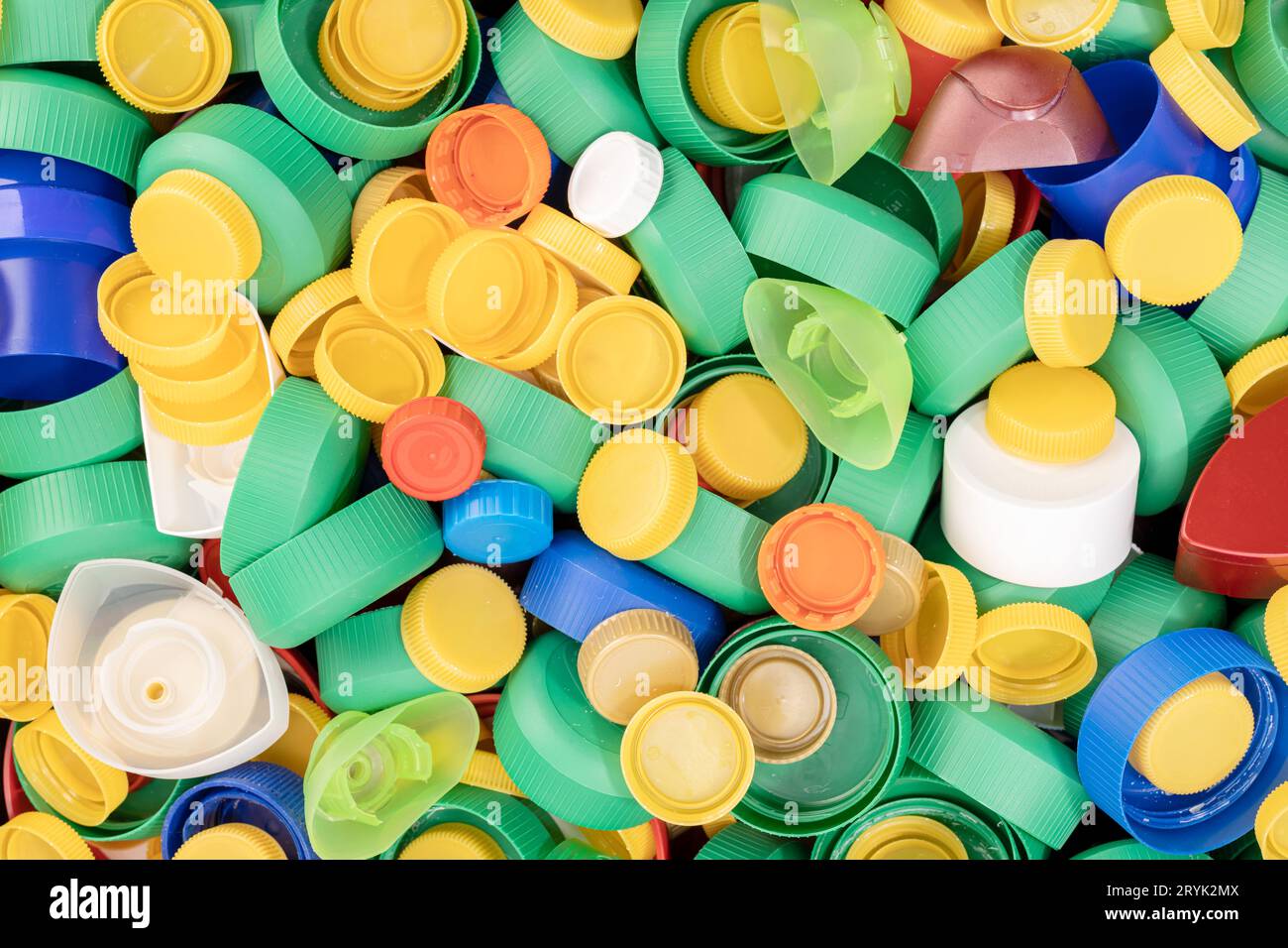 Ampia gamma di tappi a vite colorati in plastica Foto Stock