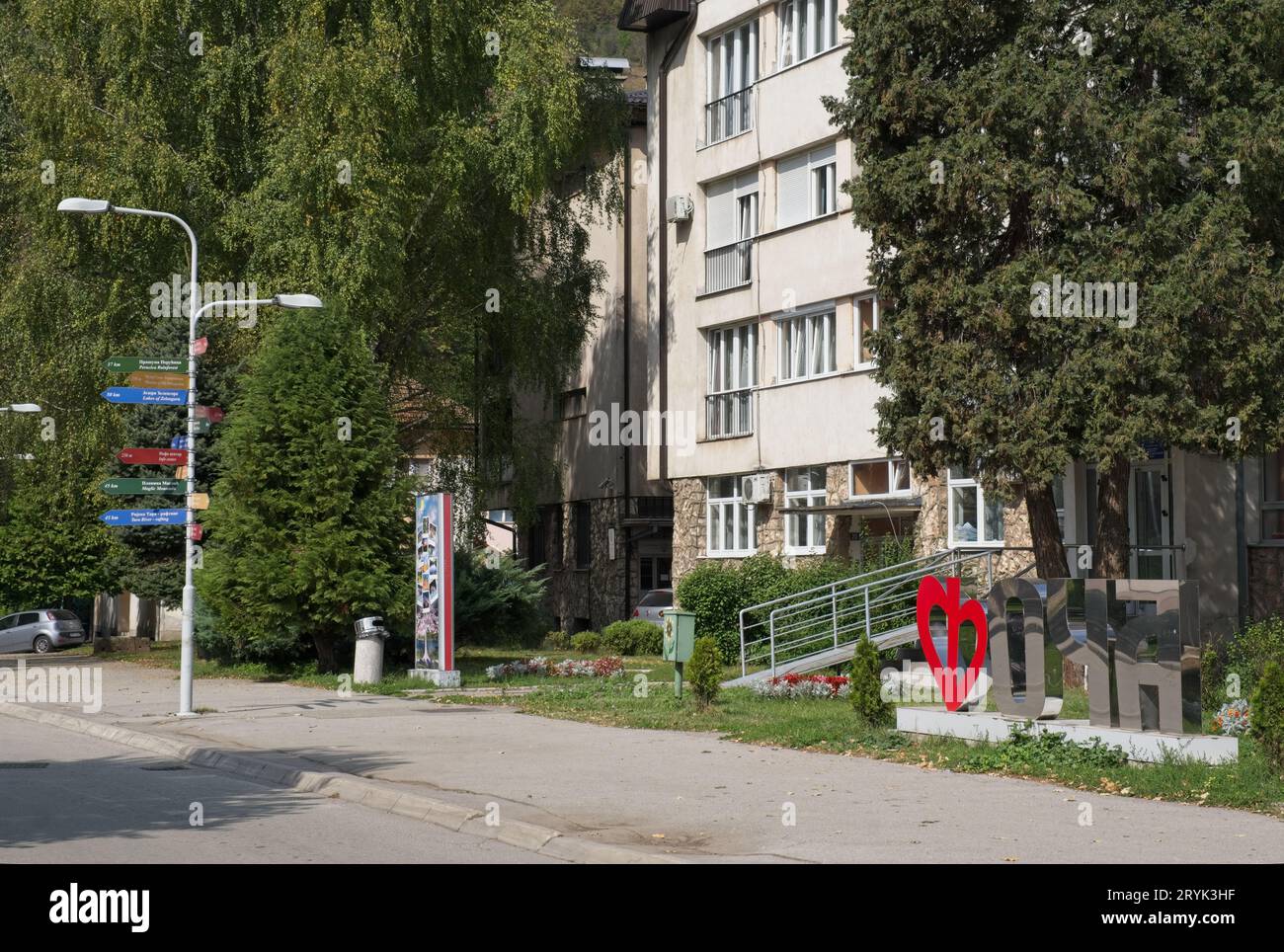 Foca, Bosnia ed Erzegovina - 1 ottobre 2023: Segnali stradali. Una passeggiata nel centro della città di Foca nella Repubblica di Bosnia ed Erzegovina Srpska in un soleggiato Foto Stock