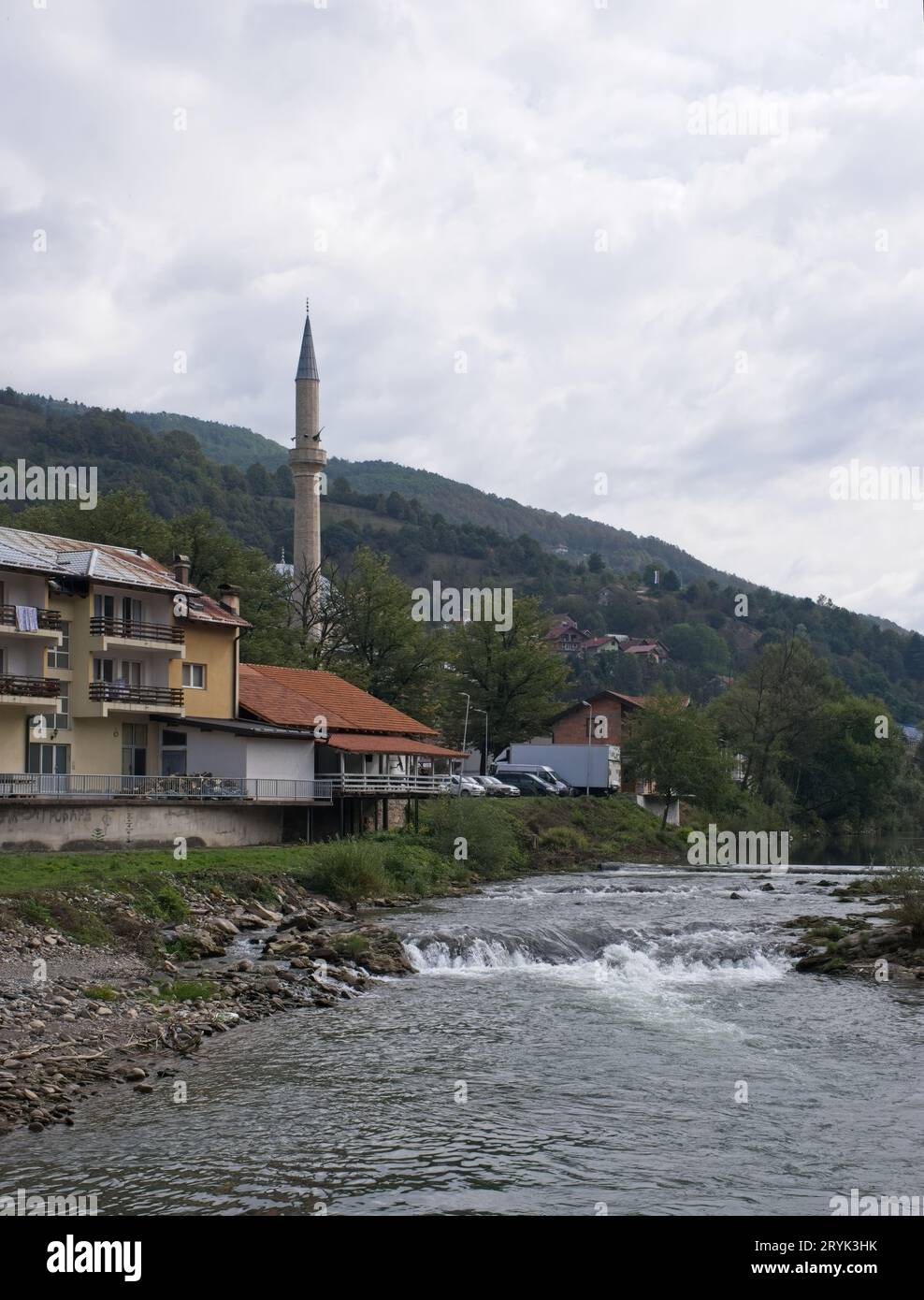Foca, Bosnia ed Erzegovina - 1 ottobre 2023: Moschea di Aladza (Sarena dzamija). Una passeggiata nel centro della città di Foca, nella Repubblica di Bosnia e Herz Foto Stock