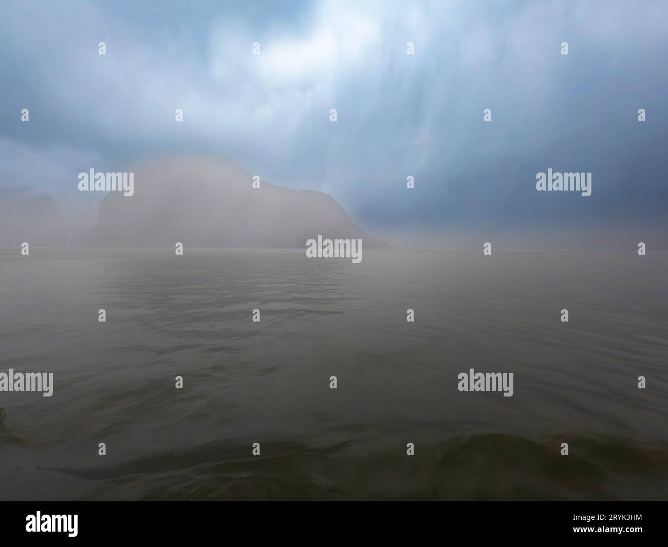 Fotografia di una montagna ricoperta di nebbia a Milford Sound nel Fiordland National Park sull'Isola del Sud della nuova Zelanda Foto Stock