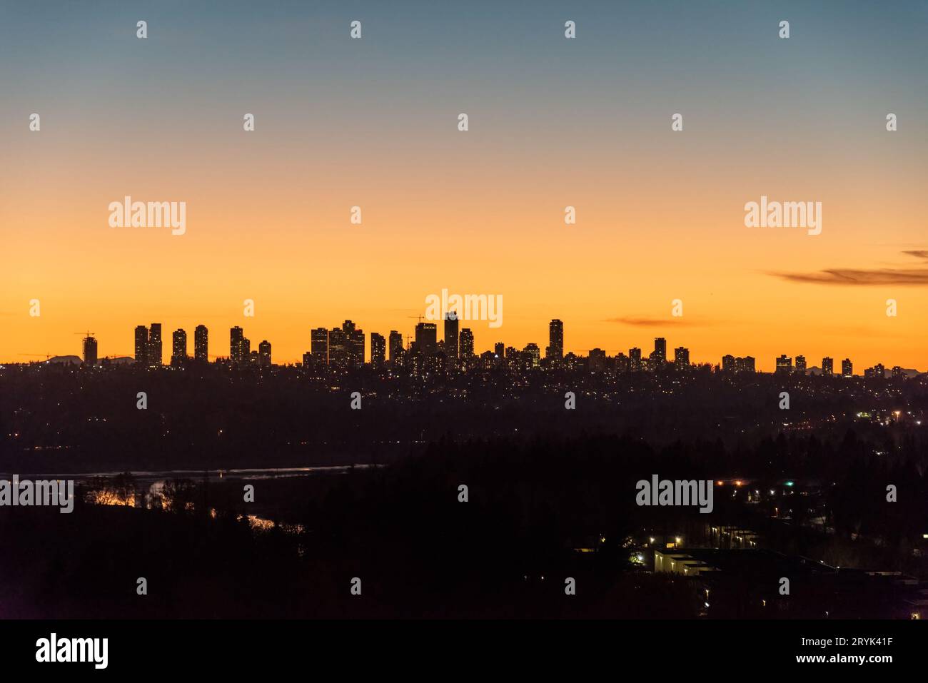 Paesaggio urbano al tramonto con cielo chiaro sfondo più vicino alla notte Foto Stock