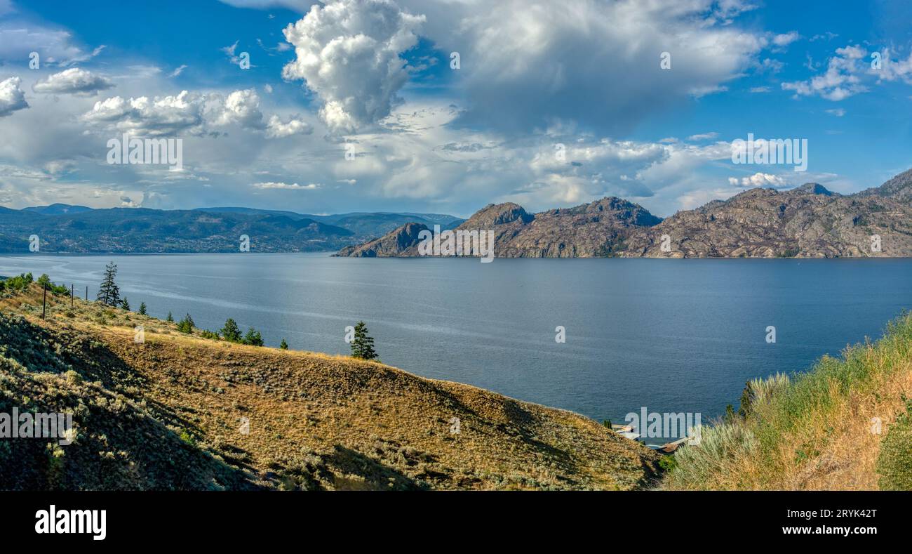 Vista panoramica sul lago Okanagan in una giornata estiva Foto Stock