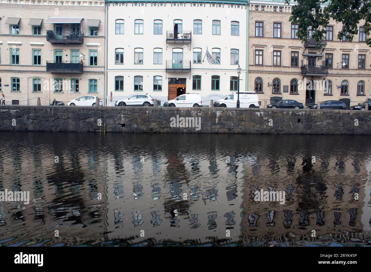 Riflessioni di edifici neoclassici della Stora Nygatan nel canale Vallgraven a Gothenburg, Svezia Foto Stock