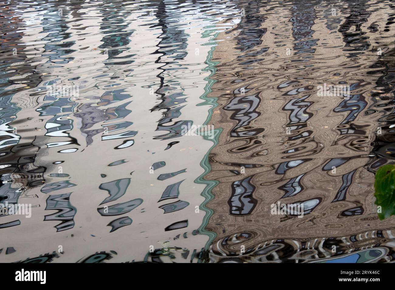 Riflessioni di edifici neoclassici della Stora Nygatan nel canale Vallgraven a Gothenburg, Svezia Foto Stock