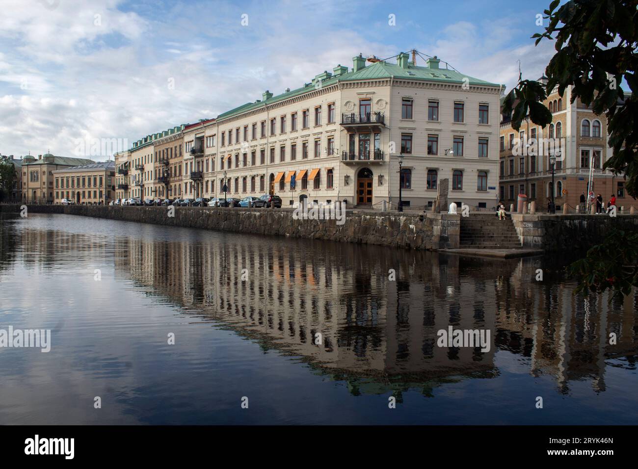 Riflessioni di edifici neoclassici della Stora Nygatan nel canale Vallgraven a Gothenburg, Svezia Foto Stock