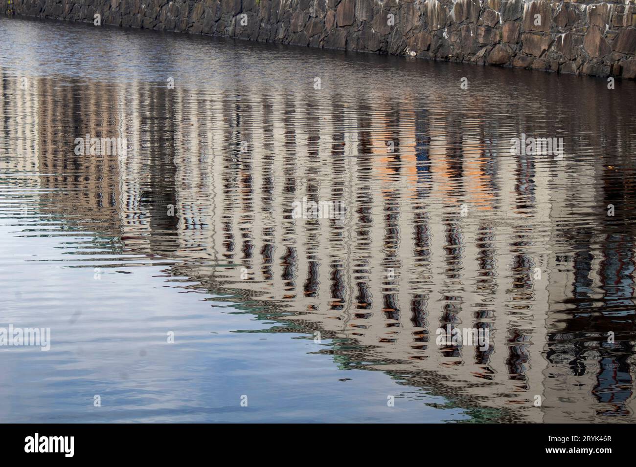 Riflessioni di edifici neoclassici della Stora Nygatan nel canale Vallgraven a Gothenburg, Svezia Foto Stock