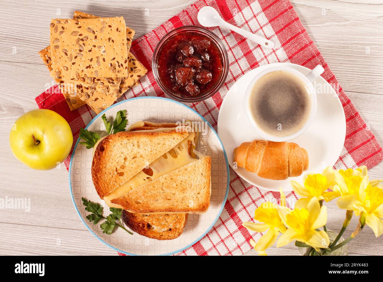 Tostapane bianco con fette di pane e una tazza di caffè sul tavolo, primo  piano Foto stock - Alamy