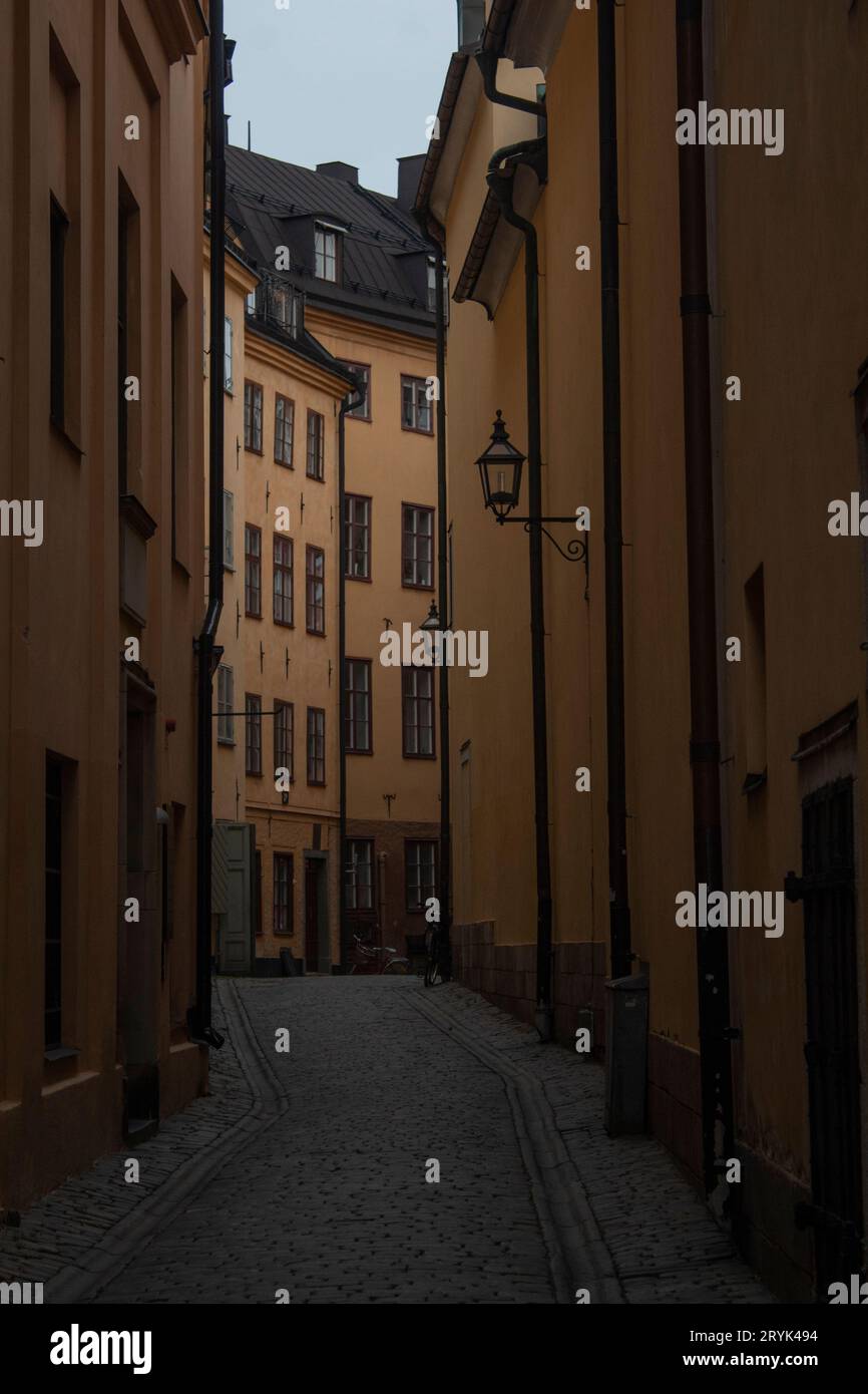 Una strada a Gamla stan, la città vecchia di Stoccolma, Svezia. Foto Stock