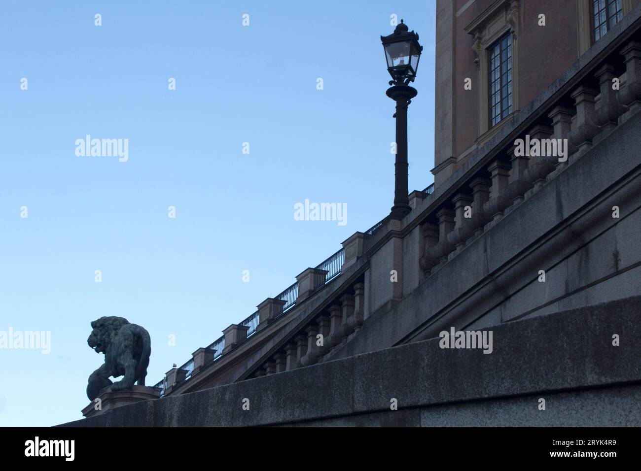 Leone di bronzo all'esterno del Palazzo reale di Stoccolma in Svezia Foto Stock
