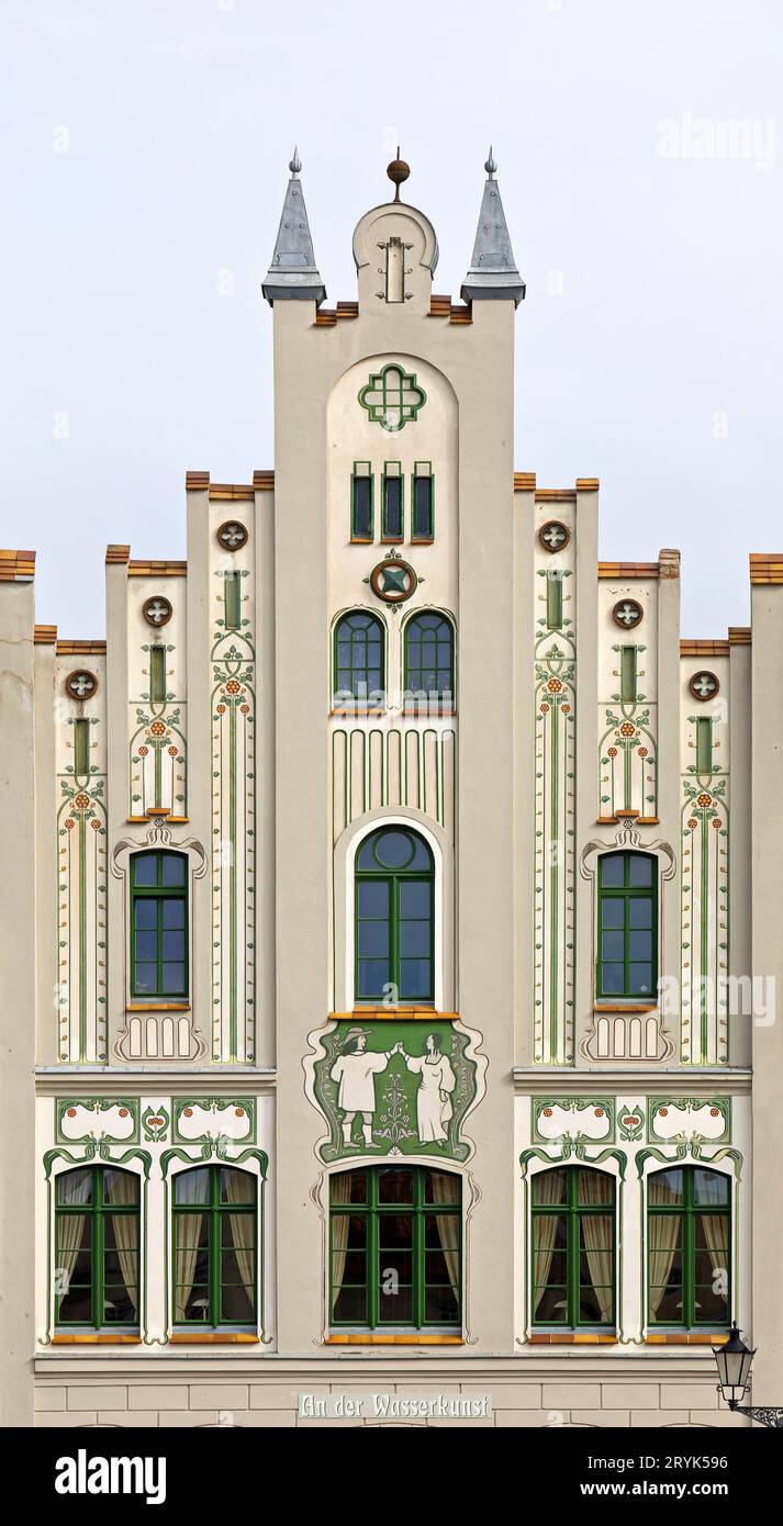 Timpano storicizzante neogotico con pittura Art Nouveau, Markt, Wismar, Germania, Europa Foto Stock