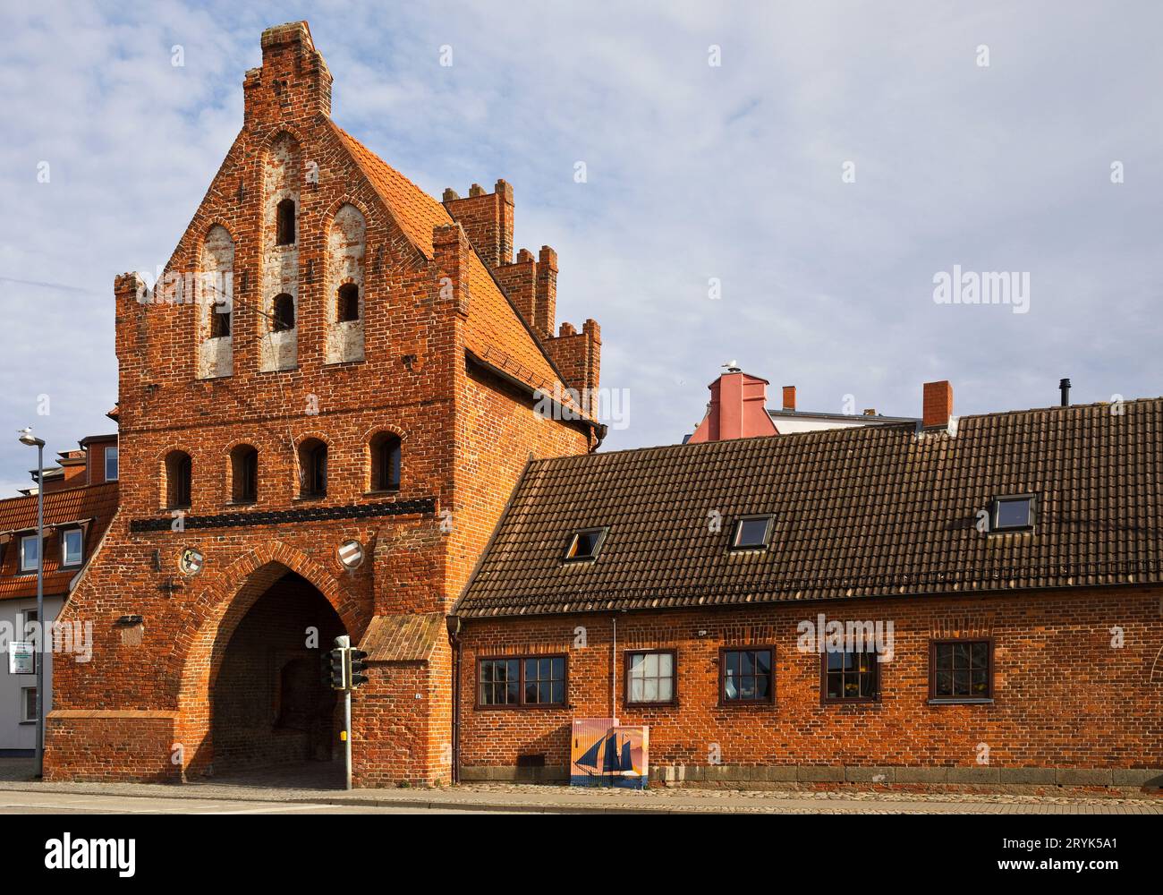 Porta d'acqua, porta del porto in stile gotico in mattoni, città anseatica di Wismar, Germania, Europa Foto Stock