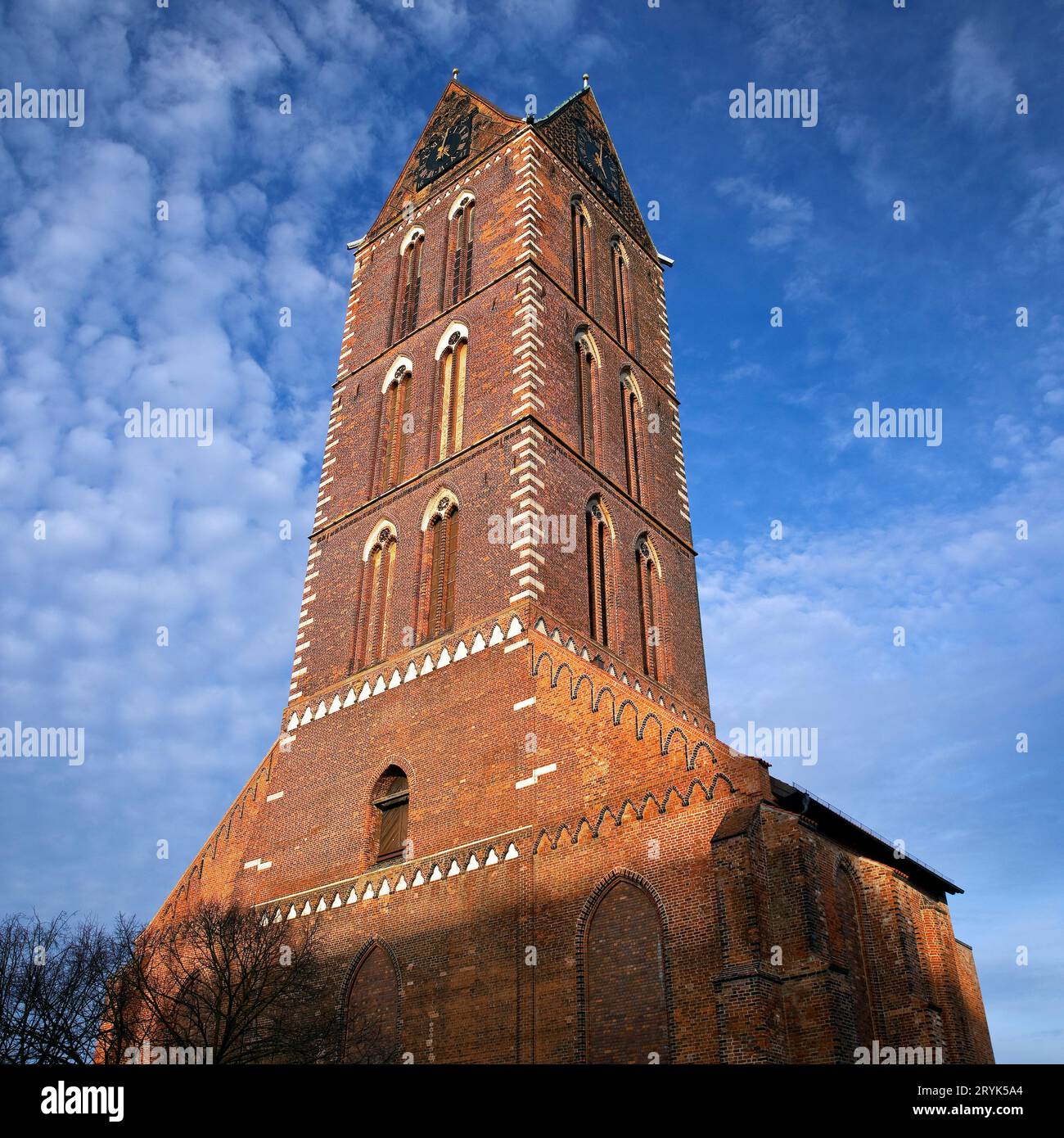 Torre della Chiesa di Marien, città anseatica di Wismar, Meclemburgo-Pomerania Occidentale, Germania, Europa Foto Stock