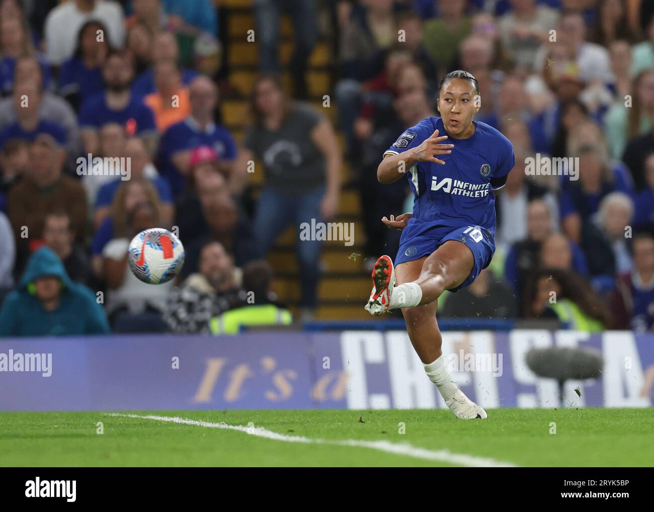 Londra, Regno Unito. 1 ottobre 2023. Lauren James del Chelsea spara durante la fa Women's Super League match a Stamford Bridge, Londra. Il credito fotografico dovrebbe leggere: David Klein/Sportimage credito: Sportimage Ltd/Alamy Live News Foto Stock