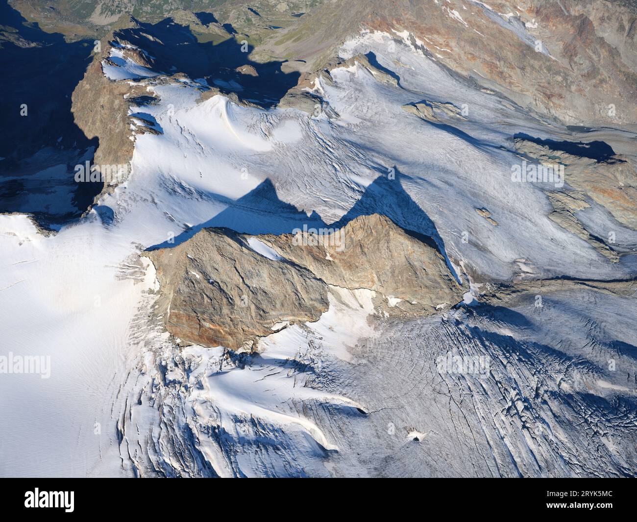 VISTA AEREA. Formazione rocciosa Les Vedettes sul ghiacciaio del Rutor sul versante settentrionale di testa del Rutor. La Thuile, Val Grisenche, Valle d'Aosta, Italia. Foto Stock