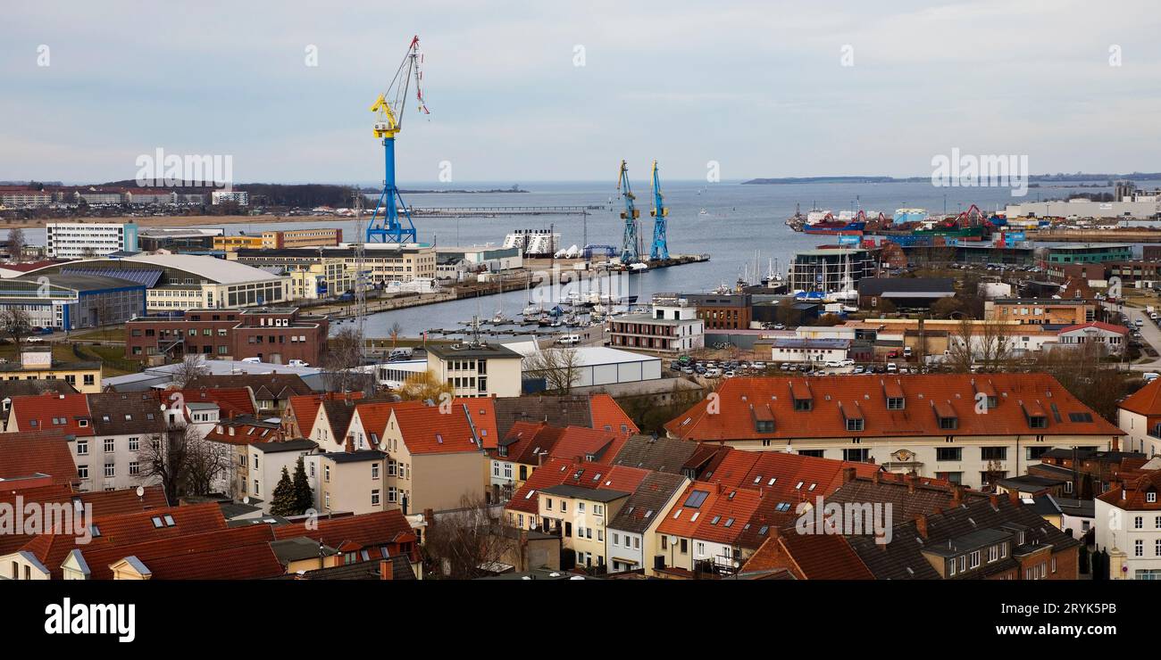 Panorama della città con porto occidentale, Wismar, Meclemburgo-Pomerania occidentale, Germania, Europa Foto Stock