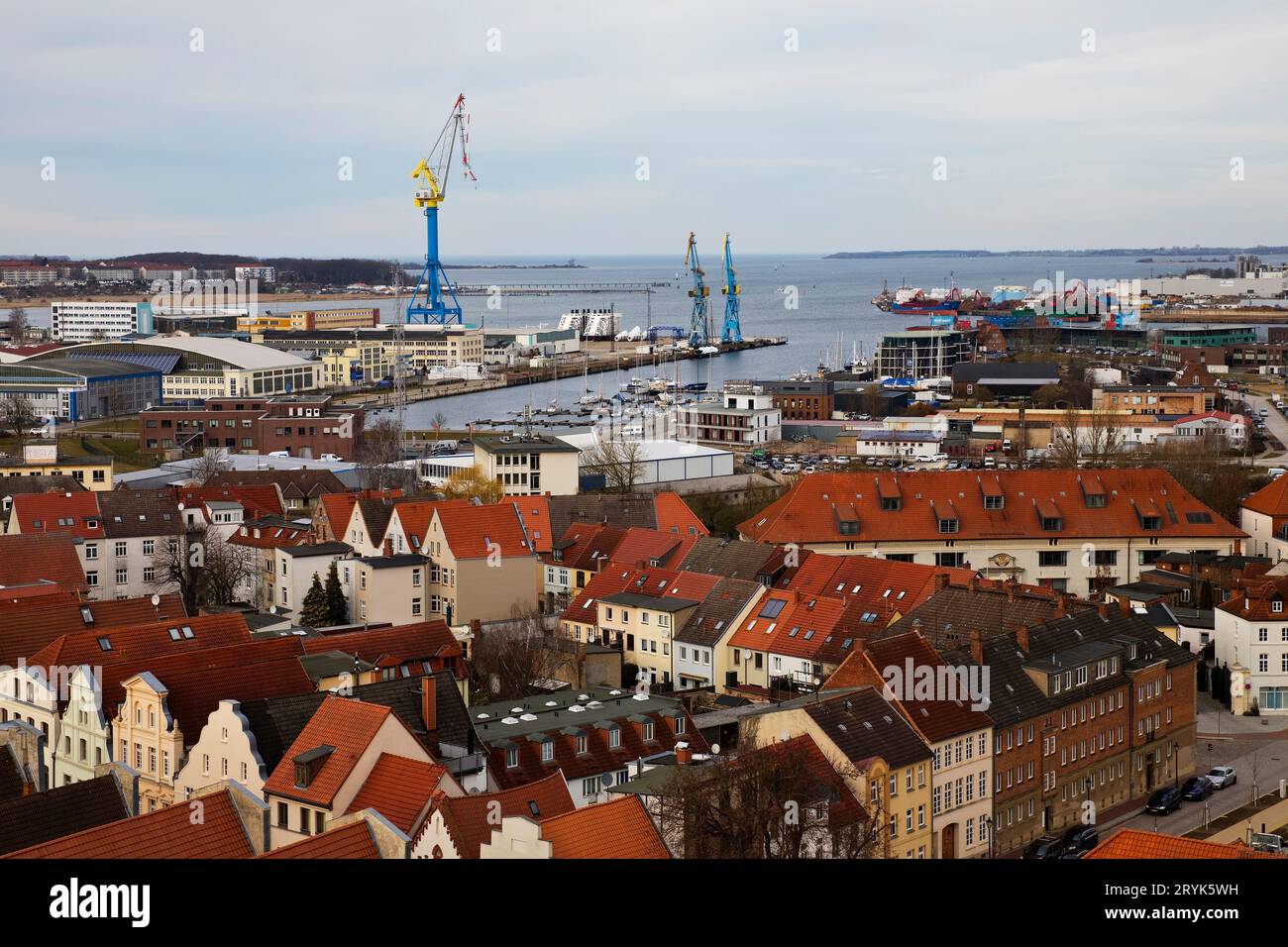 Panorama della città con porto occidentale, Wismar, Meclemburgo-Pomerania occidentale, Germania, Europa Foto Stock
