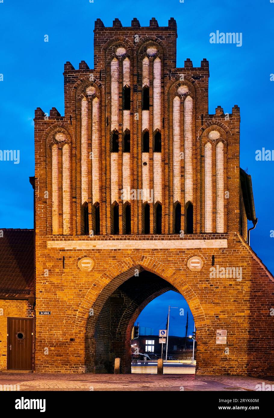 Wassertor, porta del porto in stile gotico mattone la sera, Wismar, Germania, Europa Foto Stock