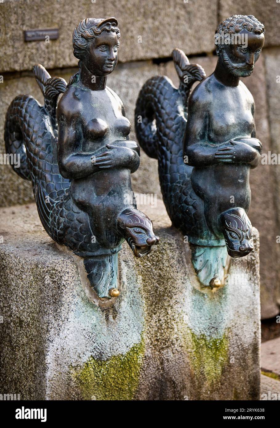 Copie dei gargoyles originali chiamati Wassernixe e Wassernix, Wismar, Germania, Europa Foto Stock