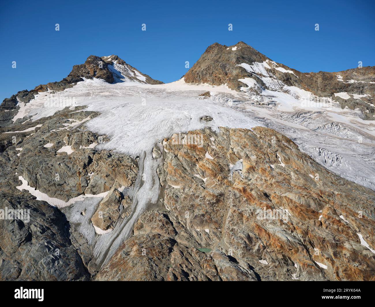 VISTA AEREA. Mount Chateau Blanc e il suo ghiacciaio. La Thuile, Val Grisenche, Valle d'Aosta, Italia. Foto Stock