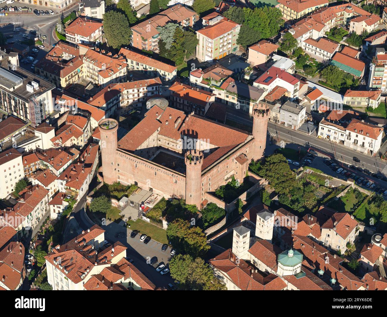 VISTA AEREA. Ivea Castle. Ivrea, città metropolitana di Torino, Piemonte, Italia. Foto Stock