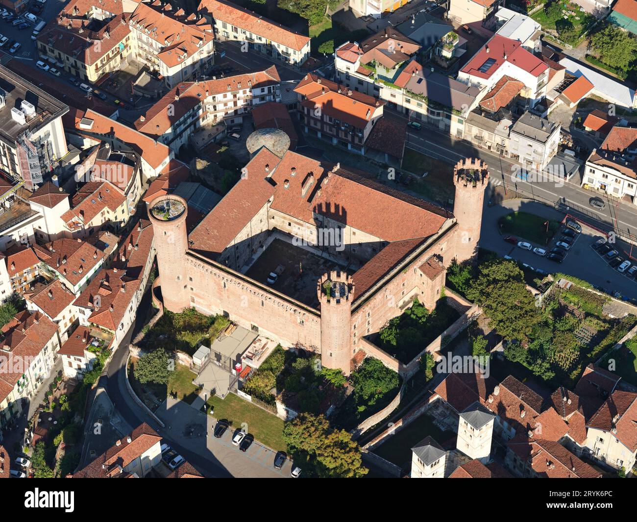 VISTA AEREA. Ivea Castle. Ivrea, città metropolitana di Torino, Piemonte, Italia. Foto Stock